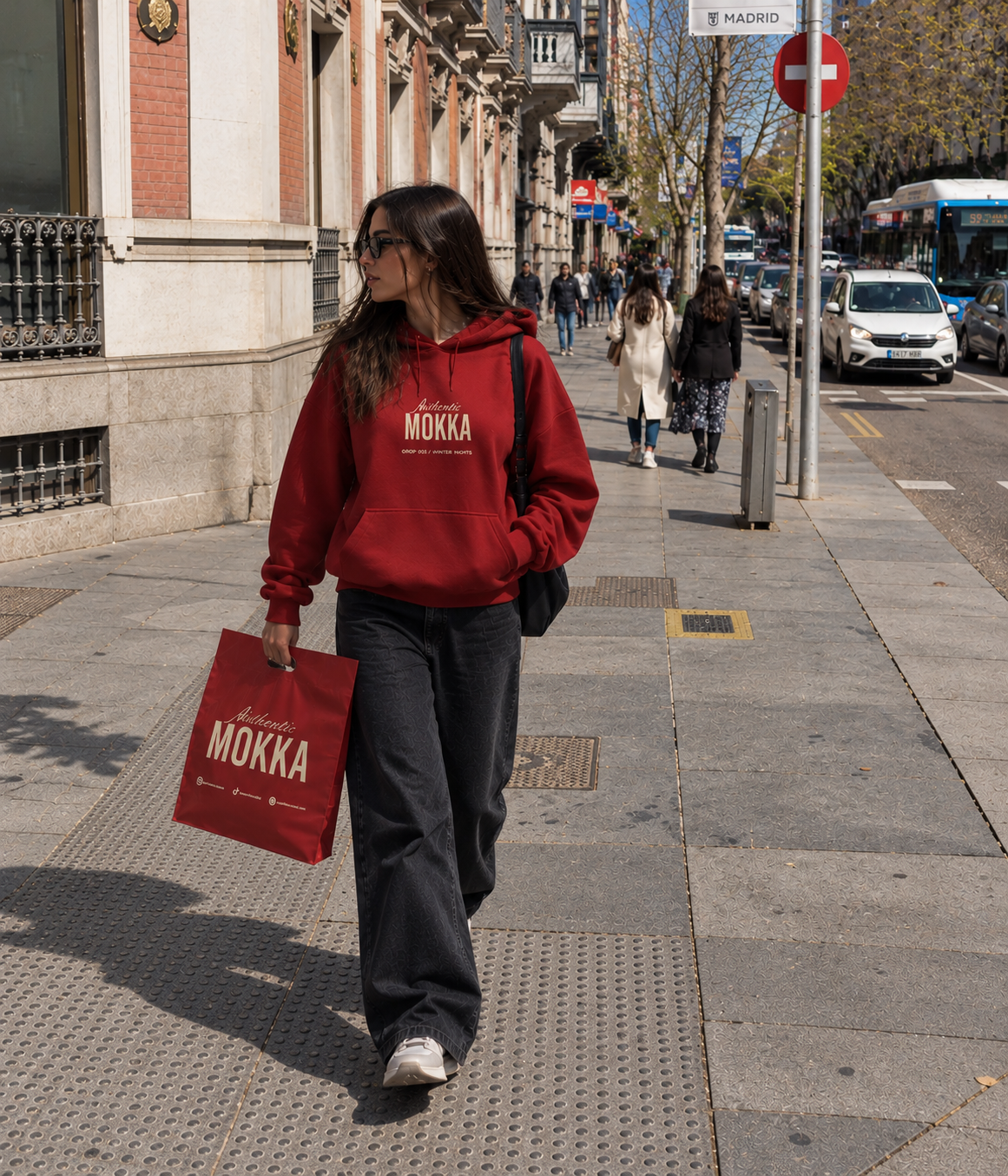 Packaging rojo Authentic Mokka en Gran Vía, Madrid